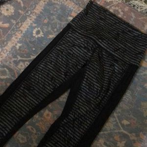 LE Lululemon wunder under, size 4